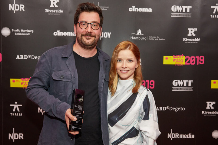 Stefan Schaller, Regisseur, stellvertretend für Thomas Prenn, Gewinner in der Kategorie "Bester Darsteller", und Karoline Schuch, Schauspielerin, und Laudatorin, lächeln am Rande der Verleihung des Studio Hamburg Nachwuchspreises im Thalia Theater.