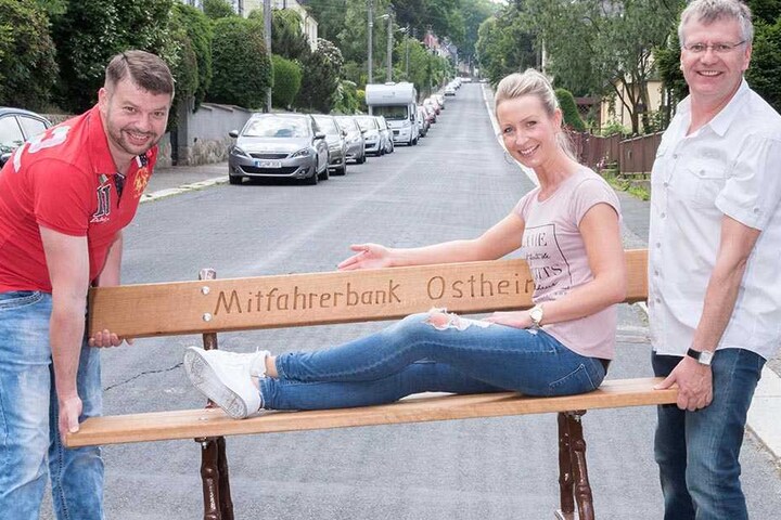 TAG24-Redakteurin Doreen Grasselt (33) sitzt schon mal Probe und lässt sich von den Ortschaftsräten Carsten Claus (48) und Falk Ulbrich (49) ein Stück tragen.