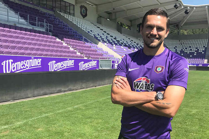 Ungewohntes Bild: Pascal Testroet im lila Trikot. Seine Rückennummer bleibt übrigens die 37.