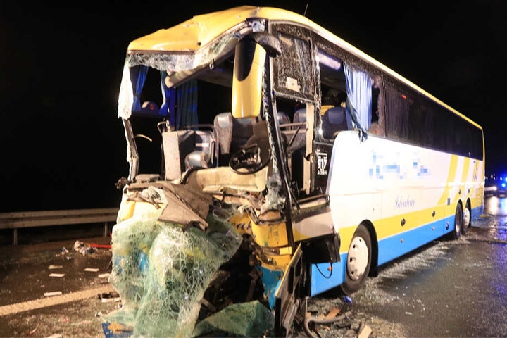 Die A3 wurde wegen des Unfalls vorübergehend in beide Richtungen komplett gesperrt.