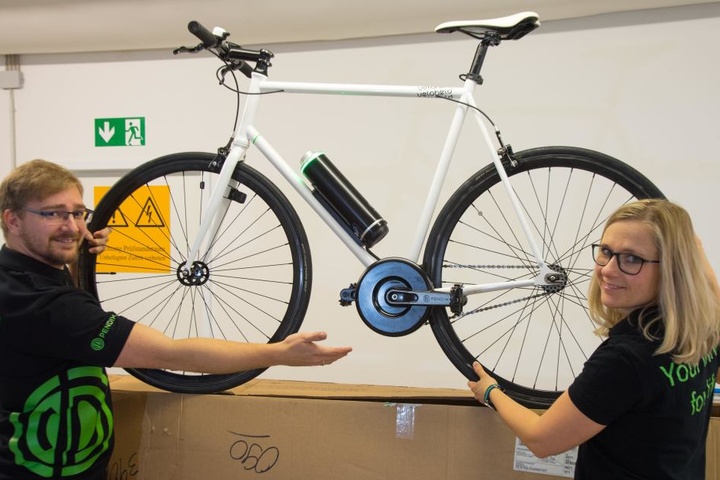 Christian Groth (28) und Carolin Hübner ( 34 ) zeigen ein Fahrrad mit dem neuen E-Antrieb.