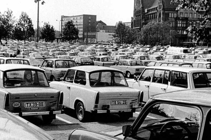 Parkplatz-Mekka Innenstadt: Trabi an Trabi - Parkplatzprobleme gab es in den 80ern und Anfang der 90er-Jahre in der City nicht. Hier stehen heute die Karrees um "Peek&Cloppenburg" sowie das Bürgerhaus am Wall.