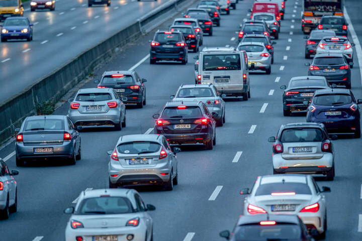 Die Autofahrer profitieren vom Preiskampf der Versicherungen. (Symbolbild)