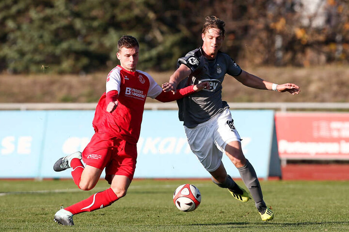 Lion Lauberbach (hier mit Patrick Wocko) schoß das 1:0 für Zwickau.