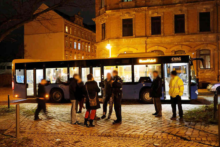 Die evakuierten Mieter konnten sich in einem durch die CVAG bereitgestellten Bus aufwärmen.