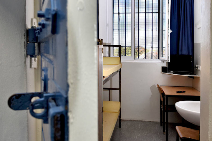 Die Sitzung des nordrhein-westfälischen Landtags beschäftigt sich in einer Aktueller Stunde mit dem Tod eines unrechtmäßig Inhaftierten in der JVA Kleve.