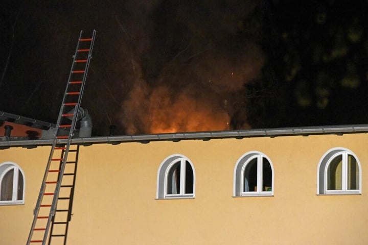 Die Flammen hatten sich bereits durch das Dach gefressen.
