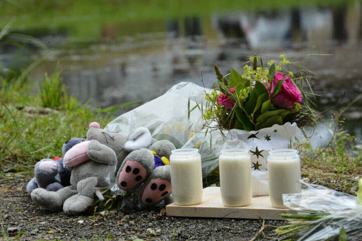 Kerzen und Kuscheltiere liegen im Ortsteil Seigertshausen an dem Löschteich, in dem am 18. Juni 2016 drei Geschwister im Alter zwischen fünf und neun Jahren ertrunken sind.