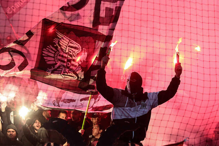 Umstritten: Der Einsatz von Pyro im Stadion.
