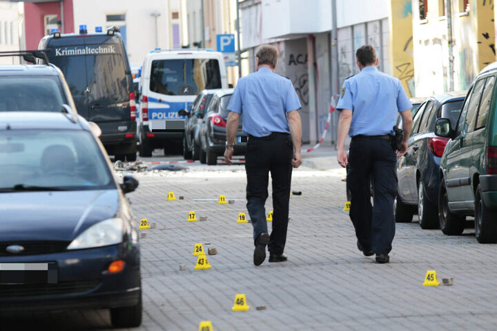 Polizisten am Sonntag am Tatort. Die Ermittlungen zu dem Angriff dauern an.