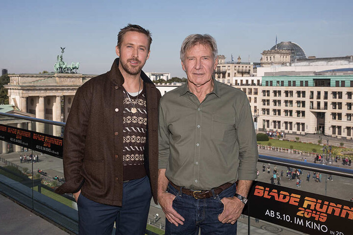 Die Schauspieler Ryan Gosling (l) und Harrison Ford bei einem Photocall anlässlich des Kinofilms "Blade Runner 2049" in Berlin.