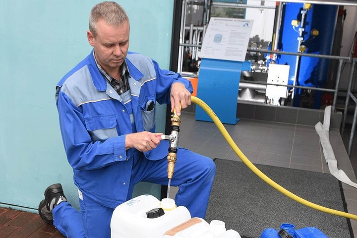 Im Altenberger Wasserwerk füllt Werksmeister Michael Kuschel für Selbstabholer Kanister mit sauberem Wasser ab.