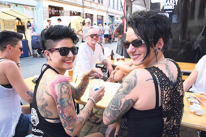 Steffi (29, li.) und Nette (28) im Trubel des "Hechts".