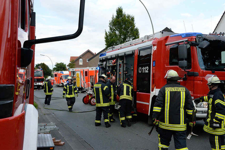 Die Feuerwehr musste den lebensgefährlich verletzten Mann aus seinem Auto bergen.