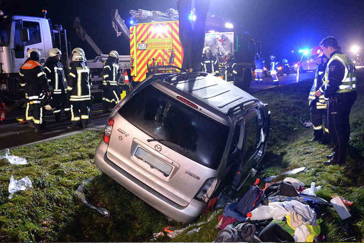 Die Feuerwehr hat die vier Schwerverletzten in Krankenhäuser nach Bielefeld gebracht.