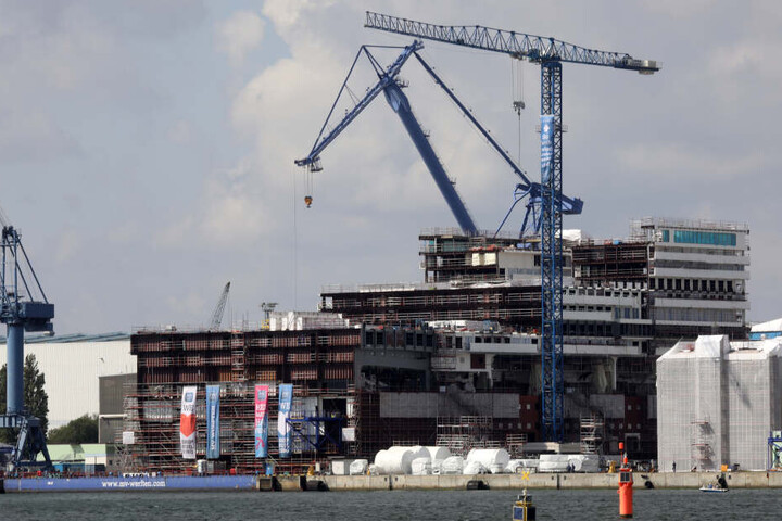 Was da im Dock in Rostock zu sehen ist, wird mal ein riesiges Kreuzfahrtschiff.