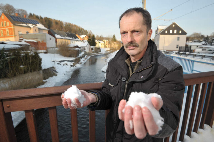 Die Schneemassen lassen die Sorgen der Fluss-Anwohner an der Würschnitz vor
einem erneuten Hochwasser steigen, sagt Ralf Kirchübel (57) von der BI
Hochwasserschutz.