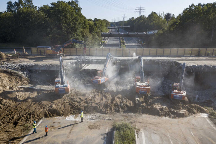 Mit schwerem Gerät wird die B5 Brücke an der Bergedorfer Straße abgerissen. Bei einer Vollsperrung der A1 bei Hamburg-Billstedt wegen des Brückenabrisses muss mit starken Verkehrsbehinderungen gerechnet werden.