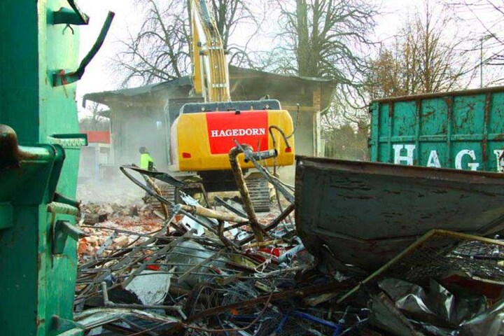Bis spätestens Donnerstag nächster Woche sollen die Abrissarbeiten abgeschlossen sein.