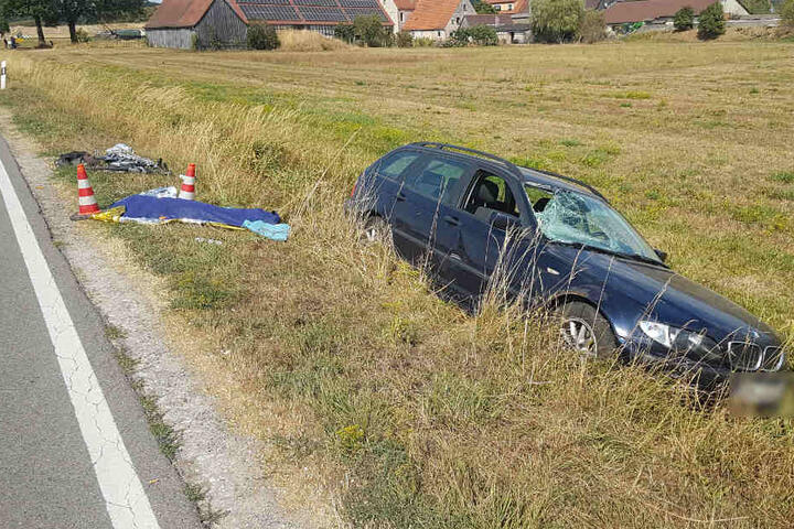 Der Autofahrer fuhr nach dem Zusammenstoß mit dem Radfahrer in den Graben.