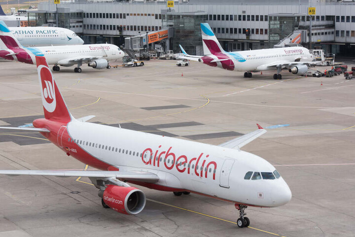Flieger von AirBerlin und Eurowings stehen am Flughafen Düsseldorf.