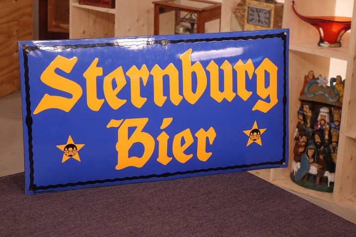 Das Sternburg-Schild ist etwa 100 Jahre alt und in perfektem Zustand.