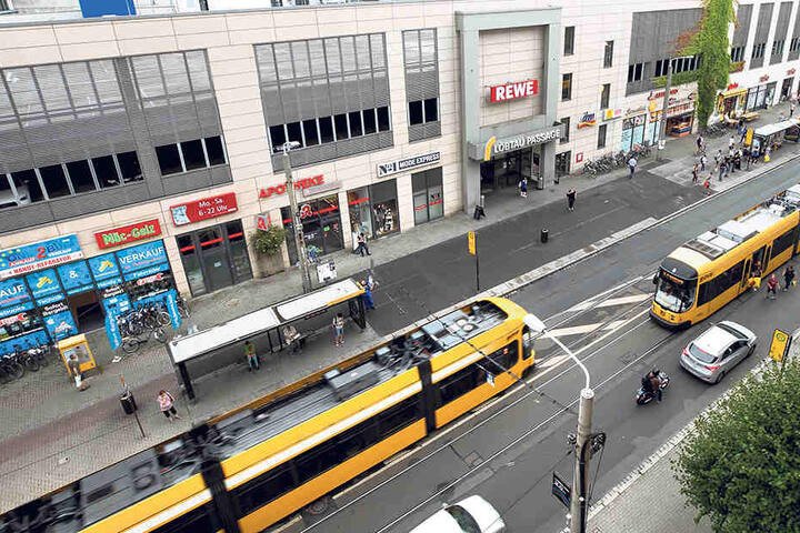 Momentan fahren Autos, Busse und Straßenbahnen gemeinsam über die Kesselsdorfer Straße. Künftig soll die Haltestelle entschärft werden.