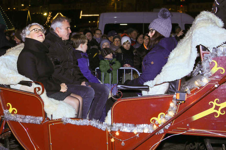 Bürgermeister Andreas Bausewein kam traditionell mit einer Kutsche zum Weihnachtsmarkt.