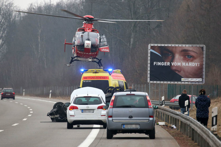Ein Rettungshubschrauber brachte eine der verletzten Personen ins Krankenhaus.