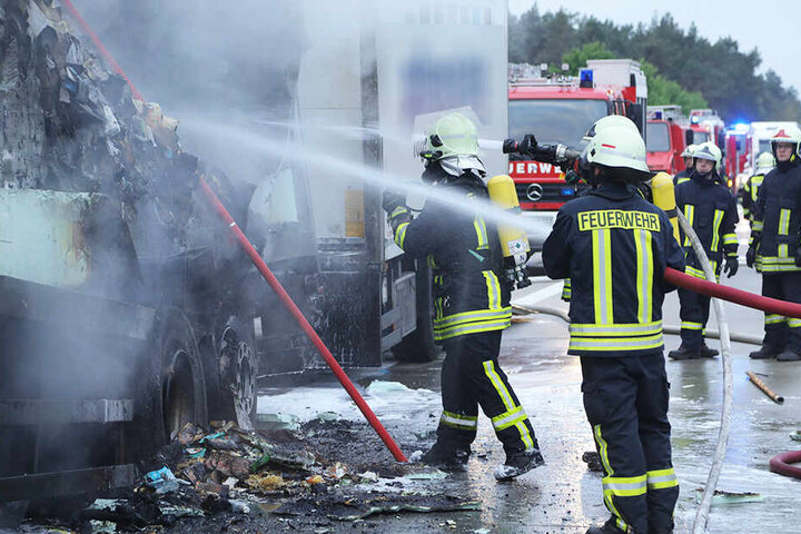 Die Feuerwehr musste den Brand mit Strahlrohren löschen.