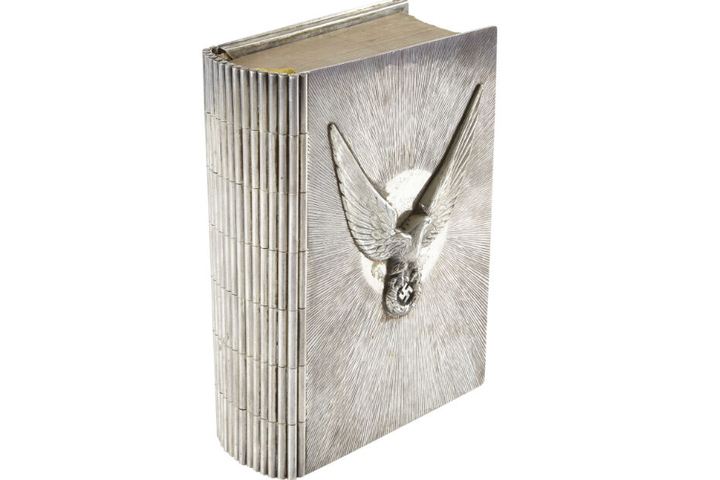 Das Foto zeigt eine Luxus-Ausgabe von "Mein Kampf".