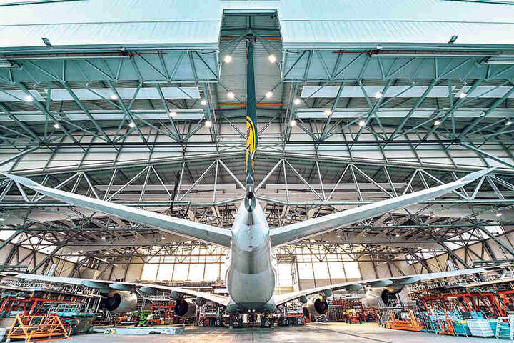 Der Riesenvogel wurde rückwärts aus dem riesigen Hangar der Elbeflugzeugwerke geschoben.