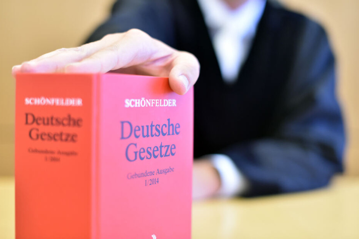 Das Oberlandesgericht Karlsruhe gab der Zeitung "Kontext" Recht. (Symbolbild)