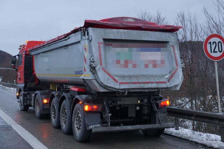 Auf diesen Lastwagen war der Bus aufgefahren.