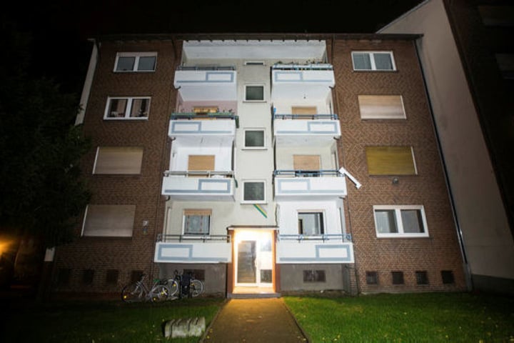 Vor dem Mehrfamilienhaus, in dem sich die Tat abgespielt haben soll, waren am frühen Donnerstagmorgen keine Einsatzkräfte zu sehen.