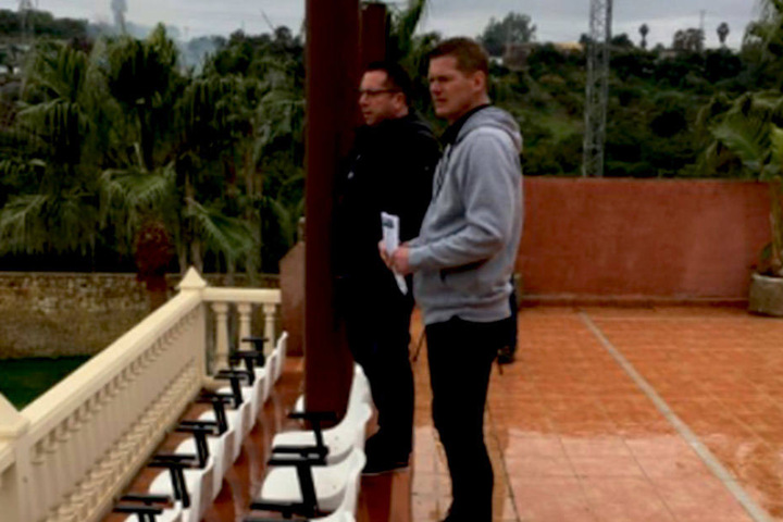 Pauli-Trainer Markus Kauczinski (l.) und Co Markus Gellhaus spionieren.