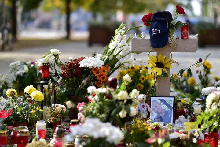 Monatelang erinnerten Blumen und Kerzen auf dem Gehweg an das schreckliche Verbrechen.