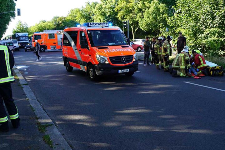Noch vor Ort musste der Rollerfahrer eine halbe Stunde vom Notarzt versorgt werden.