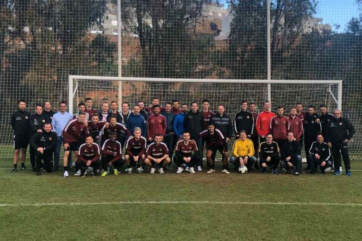 Am Ende der Trainingseinheit gab es ein Foto mit Spielern, Betreuern und Fans.