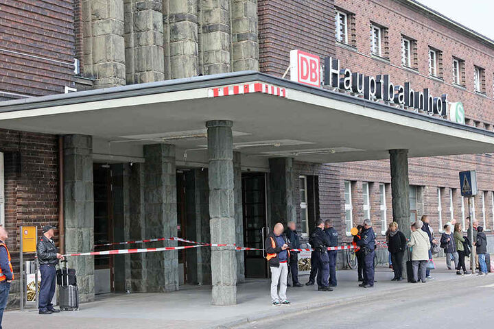 Vor dem Hauptbahnhof warten Fahrgäste auf die Aufhebung der Sperrung.