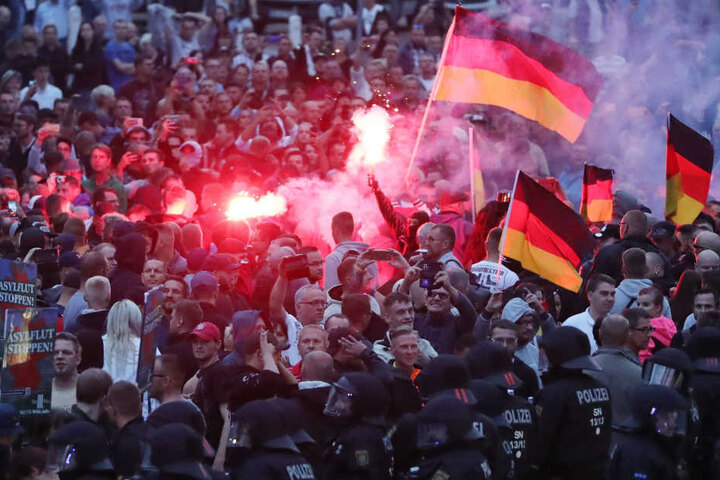 Unter den mehr als 6000 Demonstranten befanden sich auch einige hundert Rechte, es kam zu Übergriffen.