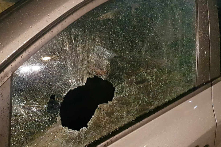 Im Zuge der Ausschreitungen wurden mehrere Autos teilweise erheblich beschädigt.