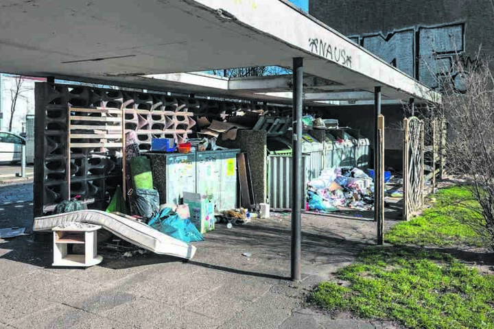 Am Hochhauseingang lagert Müll, auch Licht und Klingeln gehen längst nicht mehr.