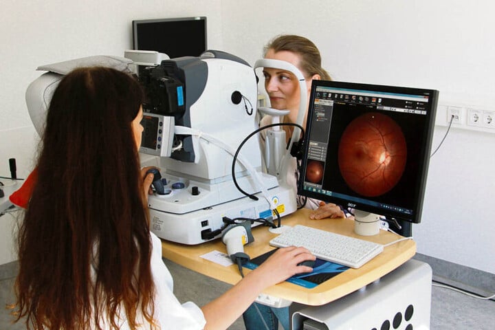 Studienassistentin Conny Höpfner (l.) untersucht die Augen von Probantin Margarita Denich. Aktuell widmet sich die LIFE-Studie unter anderem Krankheiten der Netzhaut und des Sehnervs.