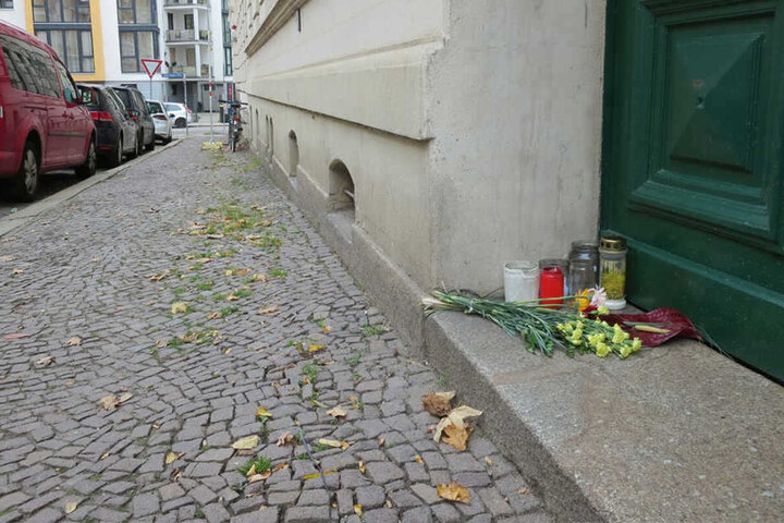 An dem Mehrfamilienhaus in der Eduardstraße 1 wurden Blumen niedergelegt und Kerzen angezündet.