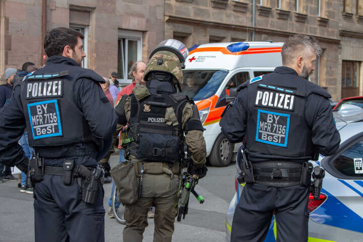 Die Einsatzkräfte musste auch die Demonstration der Abschiebungsgegner überwachen.