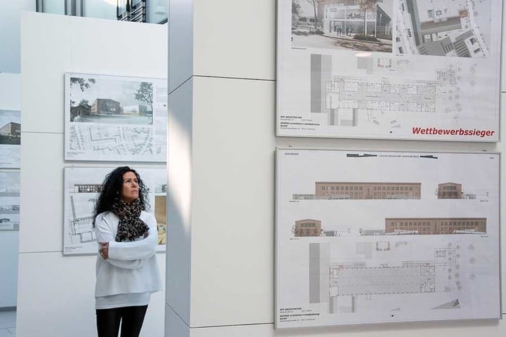 Im Rathaus-Foyer sind derzeit die verschiedenen Entwürfe zur Umgestaltung des Audi-Baus zu sehen.