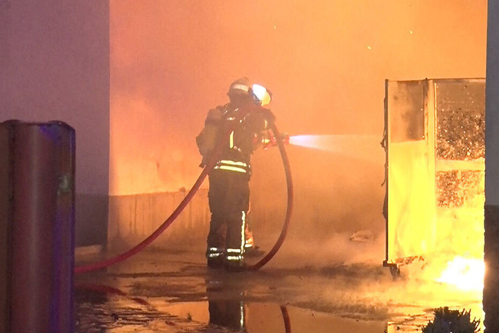 Die Feuerwehr konnte ein Übergreifen der Flammen auf das angrenzende Gebäude verhindern.