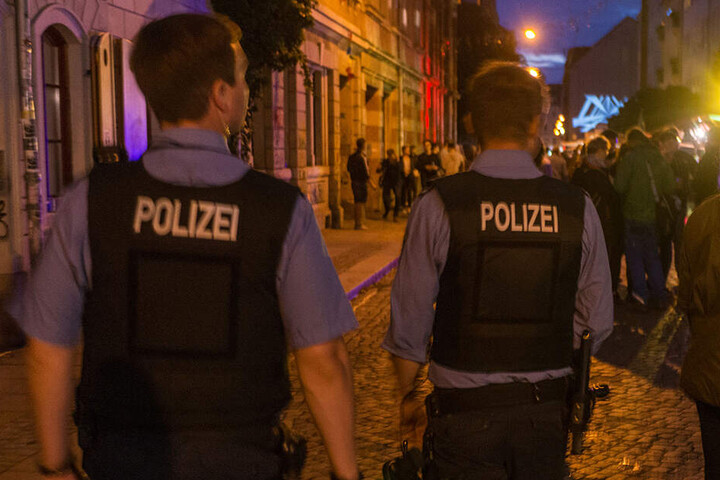 In der Dresdner Neustadt ist die Polizei vor allem auch am Wochenende immer wieder im Einsatz. (Archivbild)