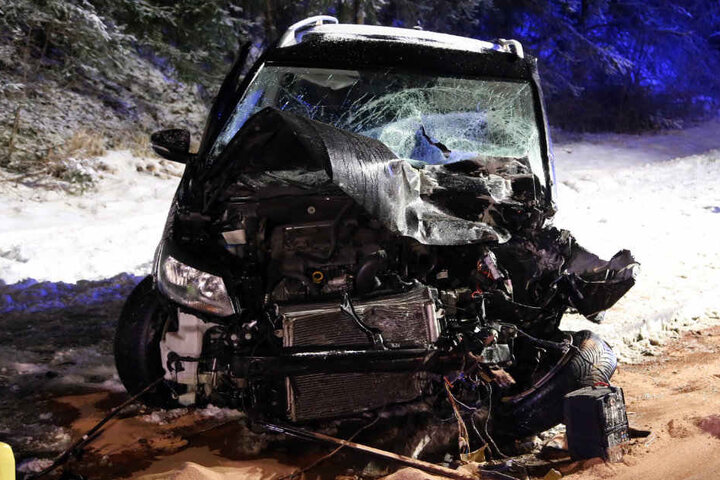 Zwei Menschen wurden bei dem Unfall eingeklemmt.